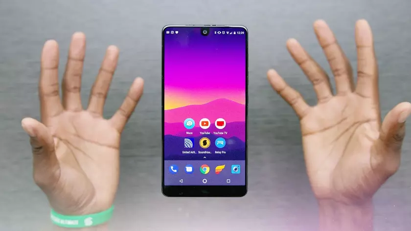 Essential Phone от создателя Android никому не нужен