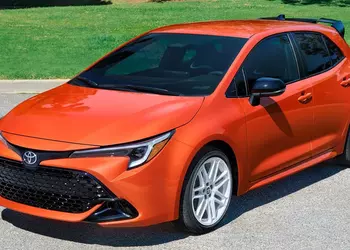 Белые диски, яркий цвет кузова: Toyota Corolla FX Edition получила элементы дизайна в ретро стиле