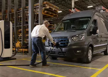 Ford заменил новый электрический фургон бензиновой моделью