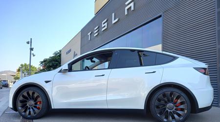 Tesla відкликає 1,8 мільйона автомобілів через ризик від'єднання капотів