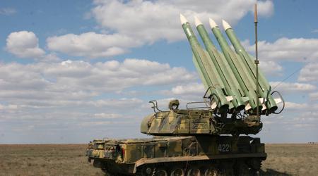 Ukrainisches Militär setzt Artillerie und Drohnen ein, um Buk-Raketenwerfer-Bausatz zu sprengen