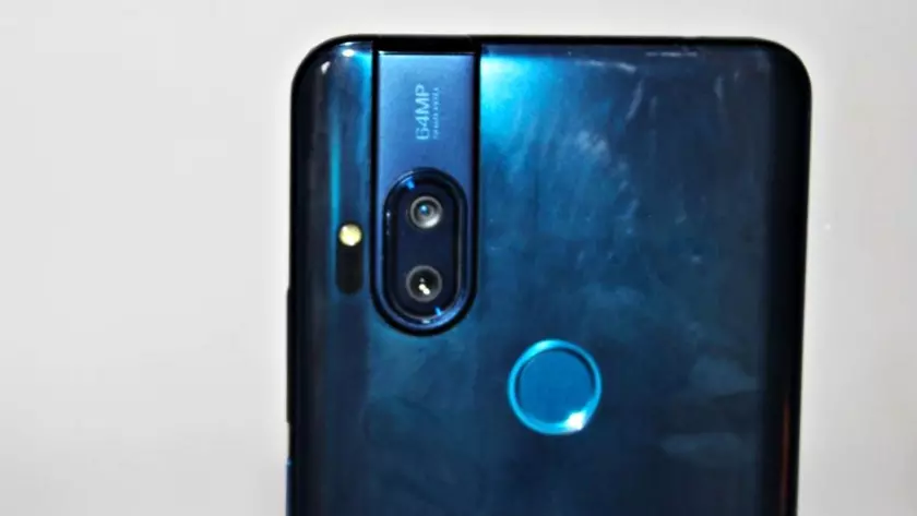 Смартфон Motorola One Hyper с выдвижной камерой прошел сертификацию NBTC