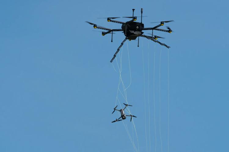 Eagle One ist ein Oktokopter mit zwei Auslegern zum Abfangen von Drohnen