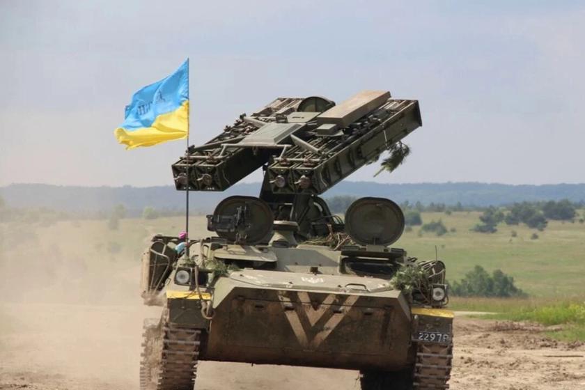 Жители Украины сняли на видео, как система ПВО уничтожает российские крылатые ракеты "Калибр"