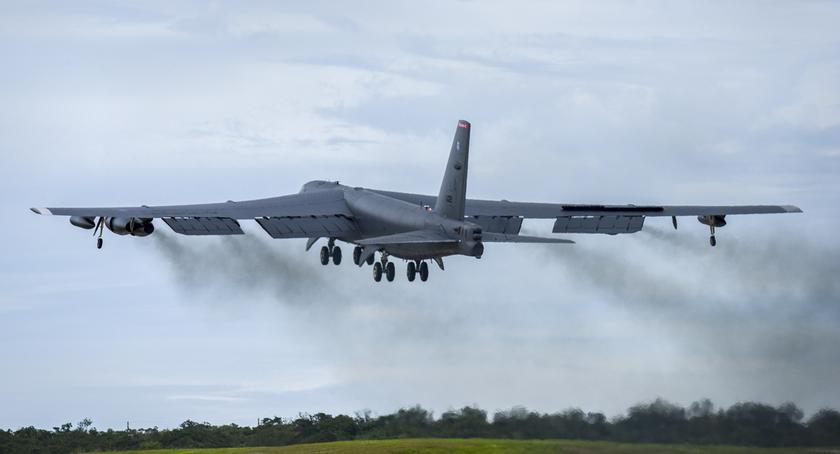 Китайский истребитель J-11 пролетел в трёх метрах от американского ядерного бомбардировщика B-52H Stratofortress