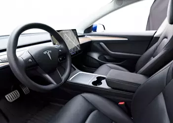 Власник Tesla не зміг знайти аварійне ...