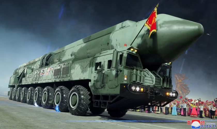 КНДР показала межконтинентальную баллистическую ракету Hwasong-18 с дальностью пуска 15 000 км, которая может нести ядерную боеголовку весом до 1,5 тонны