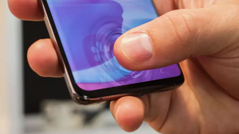 Samsung признала проблему со сканером отпечатков и пообещала «починить» Galaxy S10