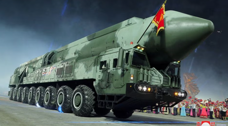 La RPDC ha rivelato il missile balistico intercontinentale Hwasong-18 con una gittata di lancio di 15.000 km, che può trasportare una testata nucleare del peso di 1,5 tonnellate.