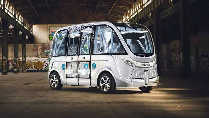 Беспилотный электробус попал в аварию в первый же час на дороге