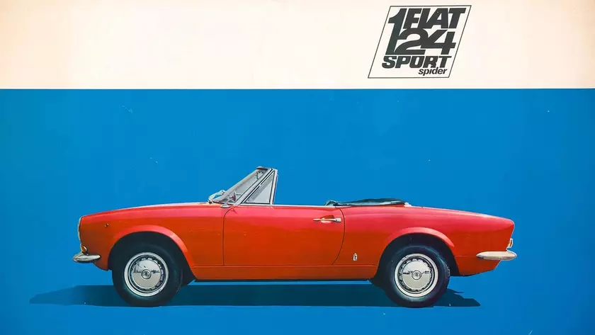 Классический красный Fiat 124 Sport Spider на дороге