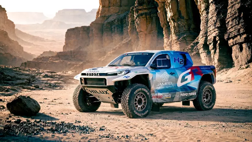 Прототип Toyota DKR GR FC Hilux на водородных топливных элементах в пустыне