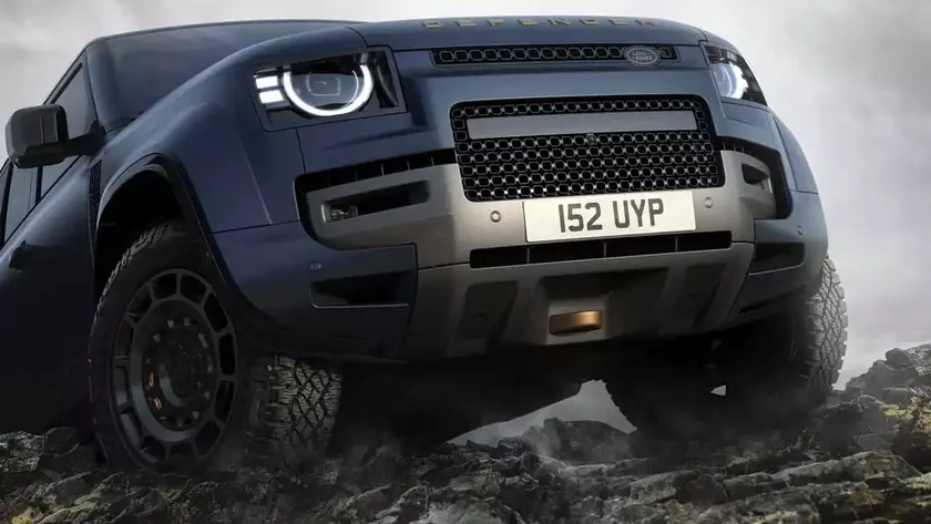 Внедорожник Land Rover Defender на бездорожье