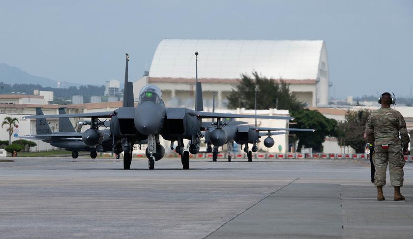 США отправили в Японию истребители F-15E Strike Eagle на замену F-22 Raptor и F-16CM Fighting Falcon