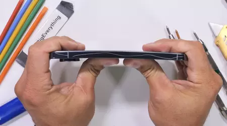 The Pixel 10 Pro XL won't bend, won't melt, but is afraid of the scalpel: blogger JerryRigEverything put Google's flagship to the test