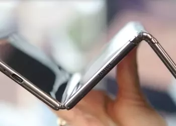 Huawei выпустит первый в мире мобильный телефон, складывающийся втрое