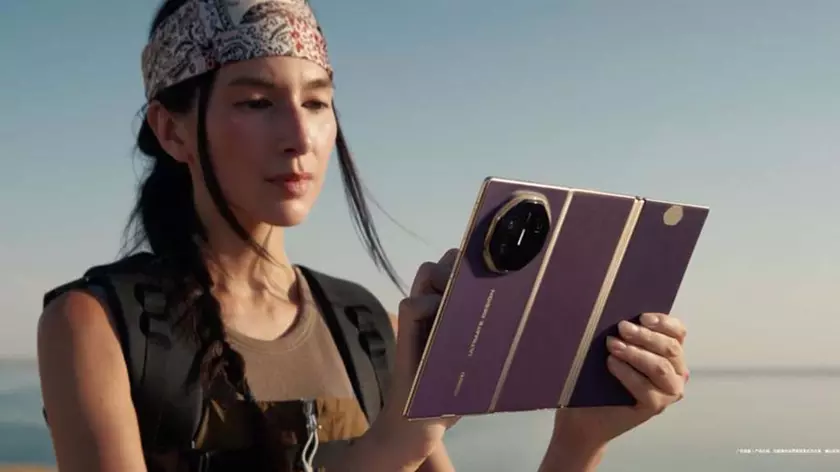 Huawei Mate XTs Trifold