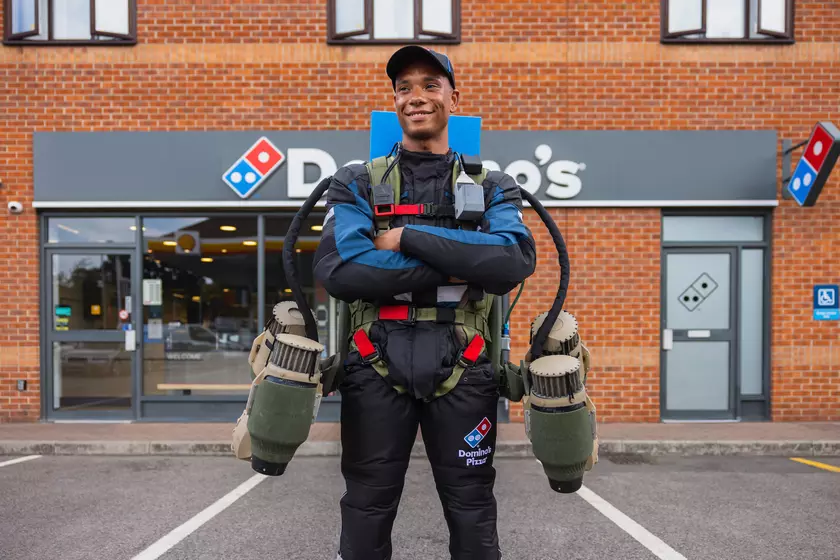 Rocket Man: Domino’s Pizza впервые в истории использовала реактивный костюм для доставки пиццы по воздуху
