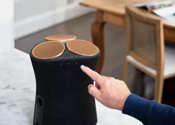 Sony SRS-RA5000: беспроводная колонка в виде огромной электробритвы с технологией 360 Reality Audio за €600