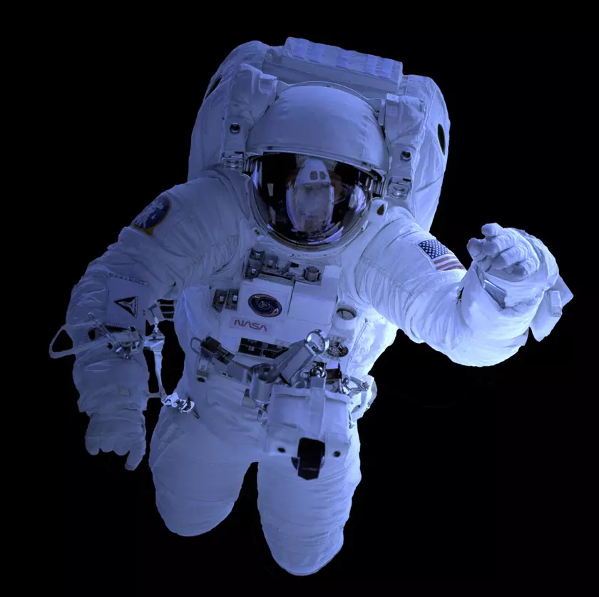 NASA хочет отдать производство скафандров на аутсорс и ищет новый разъем