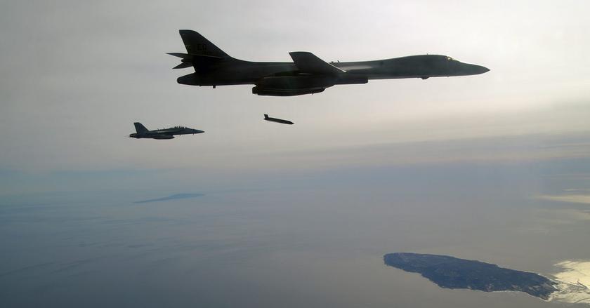 США хотят превратить бомбардировщик B-1B Lancer в убийцу китайских авианосцев, вооружив сверхзвуковой самолёт 36 противокорабельными ракетами LRASM с дальностью пуска более 900 км