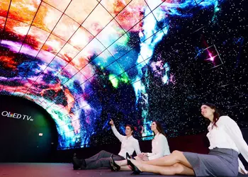 LG на CES 2017: тонкие телевизоры, говорящие холодильники и роботы