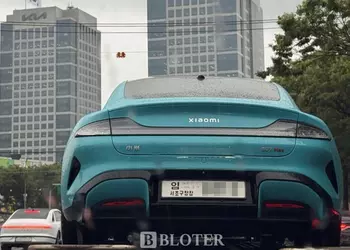 Xiaomi SU7 aperçu devant le siège ...