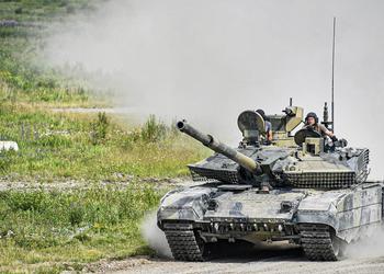Pancerz w zmodernizowanym rosyjskim czołgu T-90M wartym nawet 5 milionów dolarów zaczyna rozchodzić się w szwach po trafieniu pociskiem.