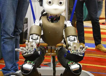 Робота iCub кое-как научили ползать (видео) 