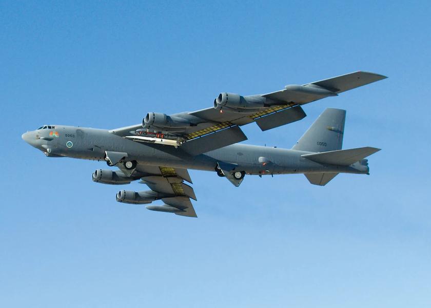 American nuclear bomber B-52H again flew 15 km from Russia and performed a sharp maneuver 170 km from St. Petersburg