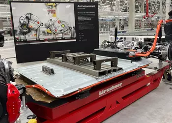 Tesla продемонстрировала новый аккумуляторный блок 4680