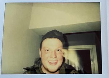 Der Besetzer verstand das Polaroid nicht und hinterließ sein Foto in der durchwühlten Wohnung: Mit Hilfe von KI wurde der „Selfie-Liebhaber“ bereits identifiziert