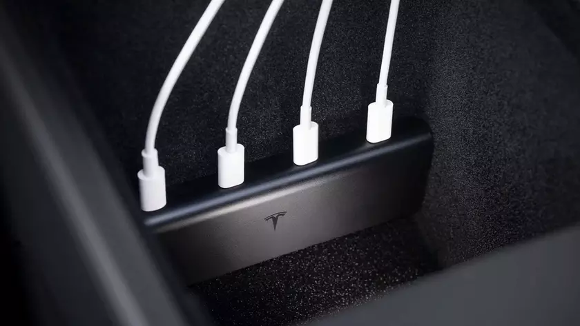 Фирменный хаб Tesla с четырьмя портами USB-C