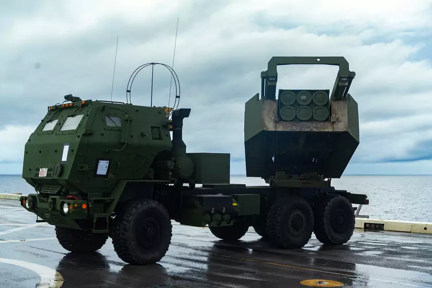 М142 HIMARS: Мобильная ракетная платформа, изменяющая ход современного боя