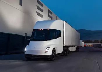 Илон Маск объявил о начале массового производства Tesla Semi с запасом хода 800 км, первым электрический грузовик получит компания Pepsi