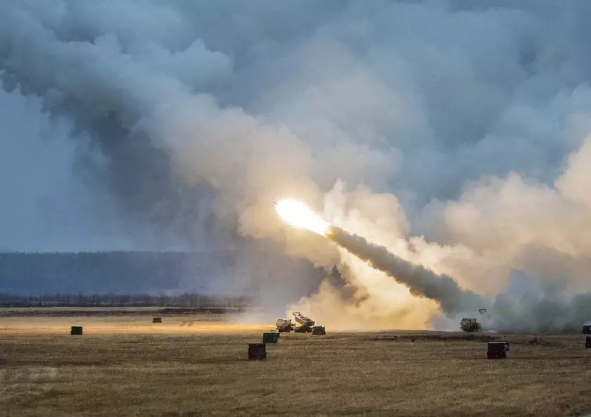 Реактивные системы залпового огня HIMARS работают ночью по рашистам (видео)