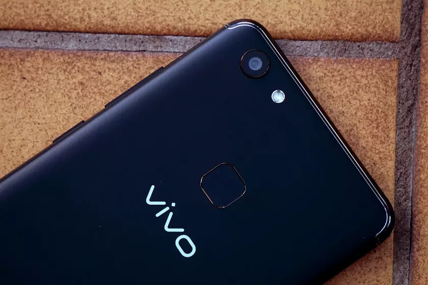 Четыре версии смартфона Vivo X21 со встроенными в дисплей сканерами отпечатков пальцев сертифицированы в Китае