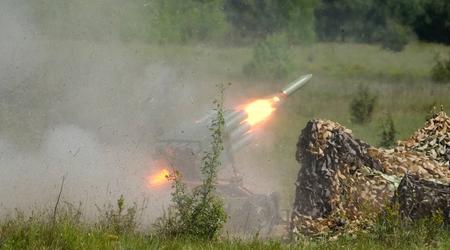 Українські прикордонники показали рідкісні кадри застосування хорватської реактивної системи залпового вогню RAK-SA-12