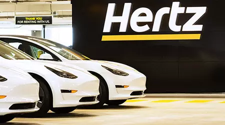 Hertz продовжує масово розпродавати Tesla та інші електромобілі