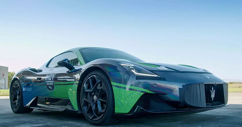 Космическая скорость: Maserati MC20 на стартовой площадке Kennedy Space Center