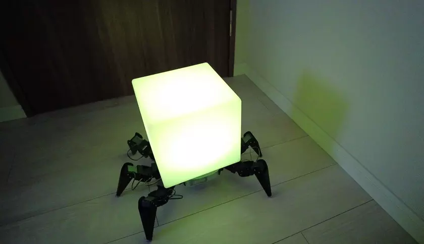 Японец создал жуткий ночник в виде робопаука, который может передвигаться по дому