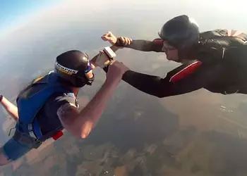 GoPro выжила после падения с 3 км и 4 лет в поле (видео)