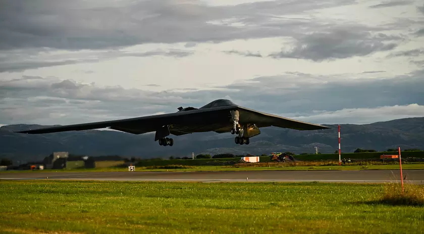Американский ядерный бомбардировщик B-2 Spirit впервые в истории совершил посадку в континентальной Европе