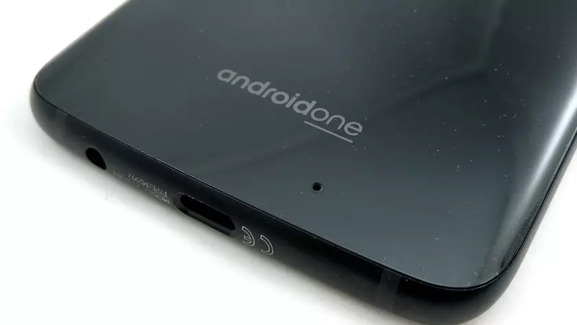 Google удалил со своего сайта обещание обновлять смартфоны Android One в течение 2 лет