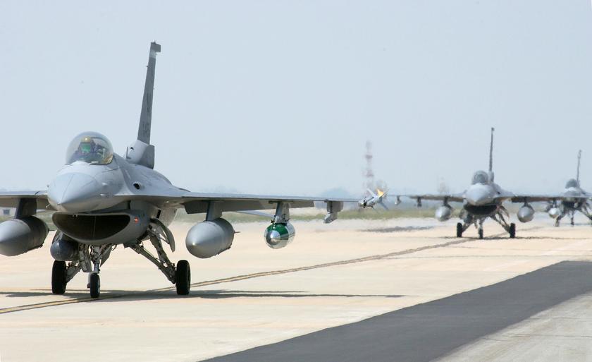 F-15K- und KF-16-Kampfflugzeuge, Apache- und Cobra-Angriffshubschrauber sowie KA-1-Kampfflugzeuge jagten in Südkorea einen Vogelschwarm, den sie fälschlicherweise für Drohnen der DVRK hielten