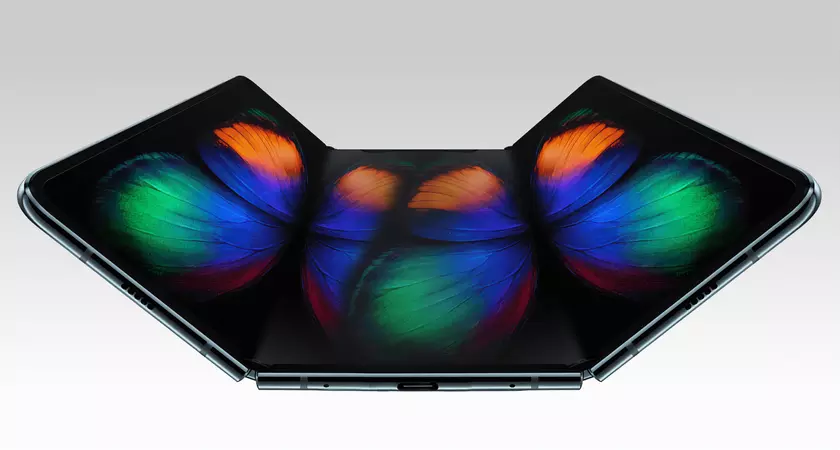 Источник: Samsung работает над устройством с гибким экраном, который будет складываться с двух сторон