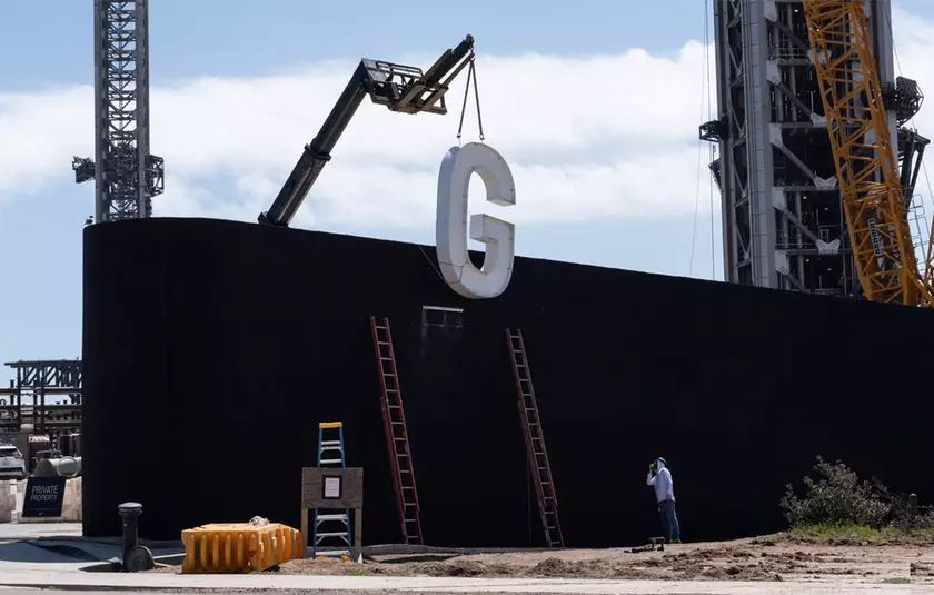 Монтаж надписи Gateway to Mars