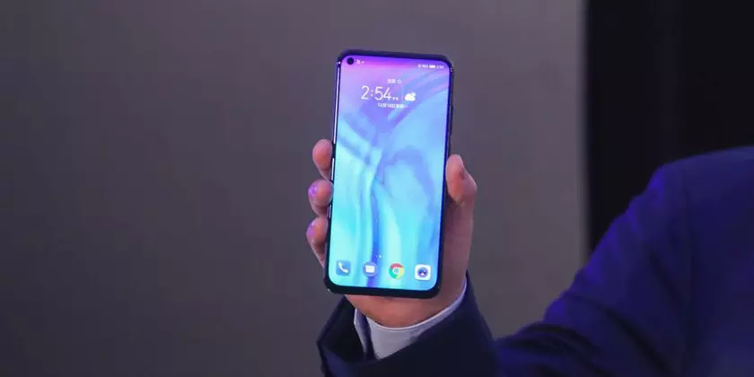 Apple тоже выпустит iPhone с «дырявым» экраном