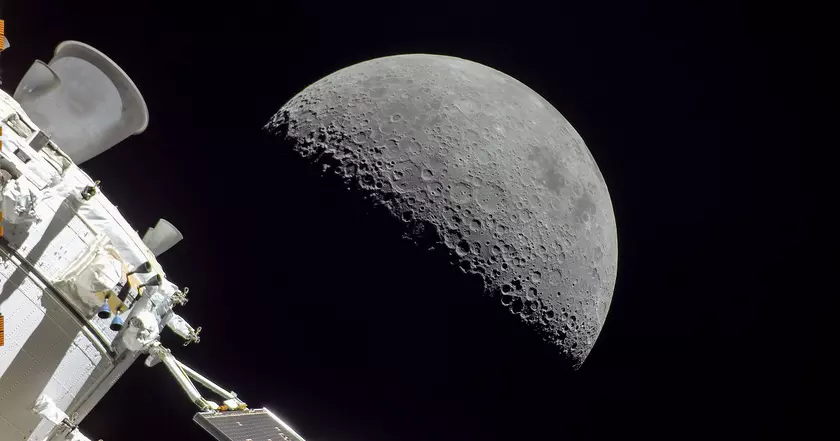 Космический корабль Orion сфотографировал Луну на экшн-камеру GoPro Hero 4 Black