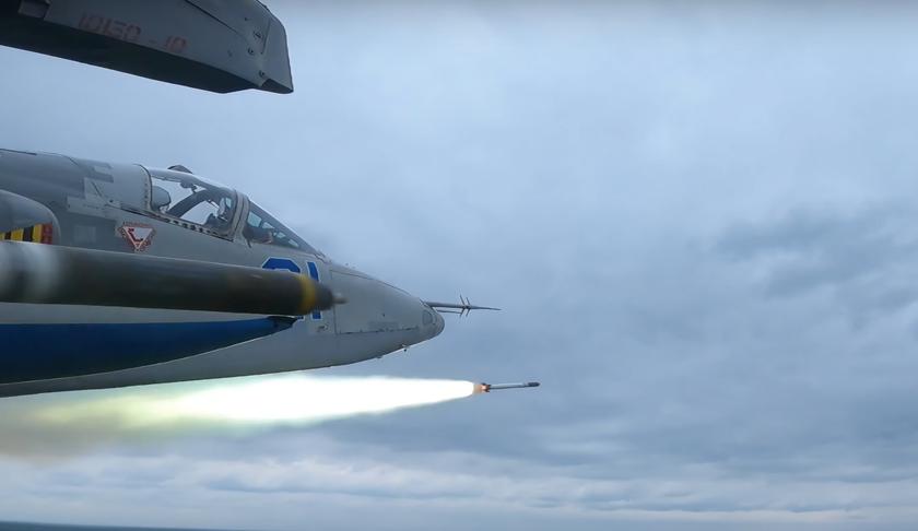 Вооружённые Силы Украины показали, как штурмовики Су-25 запускают ракеты Zuni по позициям оккупантов (видео)